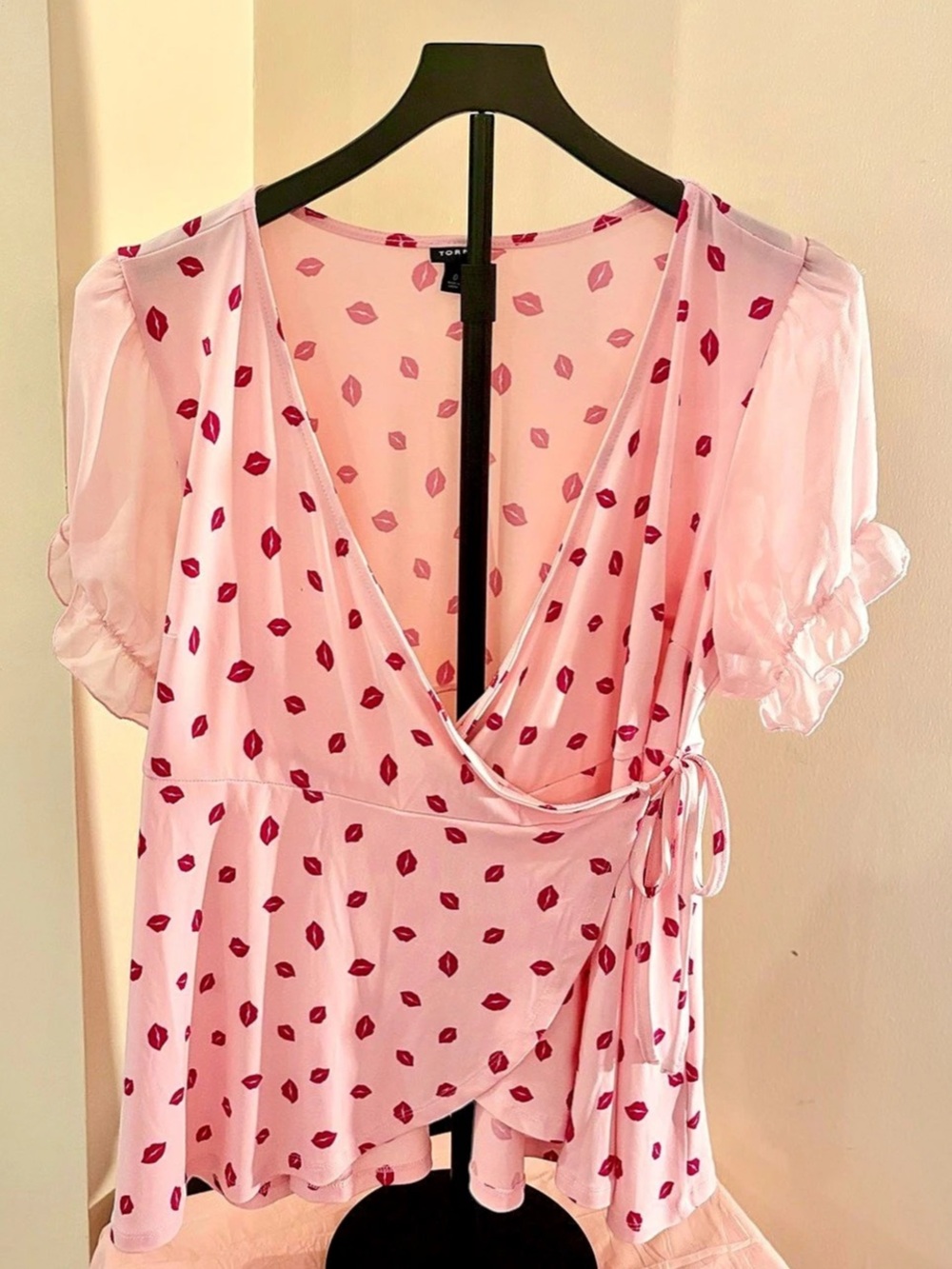 💋 Torrid Studio Knit Lip Print Puff Sleeve Surplice Wrap Blouse – Size 0 (L)